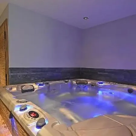 샬레 Four Bedrooms Chalet Located In The Very Peaceful Area